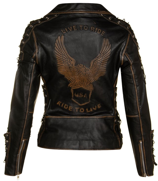 Diese wunderschön gearbeitete Slim-Fit-Lederjacke ist die perfekte Mischung aus Modernität und Eleganz und das Must-Have-Modeaccessoire dieser Saison. Durchdrungen vom Vintage-Biker-Geist „Live to Ride“, verkörpert durch den geprägten Adler auf der Rückseite, an der Taille, an der Schulter und an den Manschetten, haben wir verstellbare Einsätze mit Schnürung, die für mehr Funktionalität und maximale Einstellbarkeit sorgen. Dieses stilvolle Kleidungsstück wird durch einen versetzten YKK-Reißverschluss vorne, der durch ein breites fallendes Revers betont wird, und einen verstellbaren Gürtel in der Taille zusätzlich zum Leben erweckt. Diese Vintage-Bikerjacke ist kurz und eng anliegend und verkörpert den „Born to Ride“-Biker-Geist. Drei Außentaschen mit Reißverschluss bieten funktionale und trendige Aufbewahrungsmöglichkeiten für Ihre Habseligkeiten. Geprägter Adler. Mit dem Gürtel an der Taille können Sie die Passform anpassen und so einen bequemen und maßgeschneiderten Look gewährleisten. Klassischer Brando-Stil. Erleben Sie den Abenteuergeist und heben Sie sich mit dieser schwarzen Leder-Bikerjacke von der Masse ab. Egal, ob Sie auf der Straße oder in der Stadt unterwegs sind, diese Jacke wird mit Sicherheit alle Blicke auf sich ziehen und ein starkes modisches Statement abgeben.