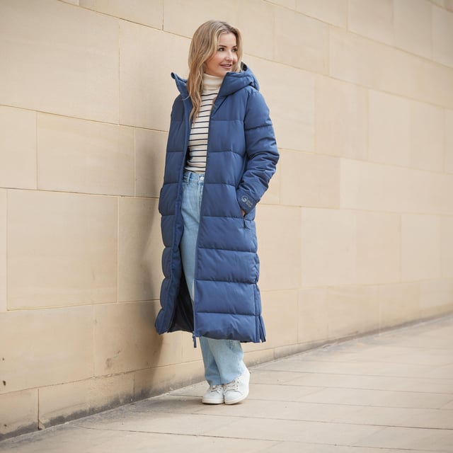 <span style="color: rgb(48, 55, 62); font-family: &quot;IBM Plex Sans&quot;, sans-serif; font-size: 14px; white-space-collapse: preserve;">The Women’s Roaming Jacket packs a punch in a super stylish, flattering jacket. The outer fabric is highly water resistant and features a PFC-free durable water repellent (DWR) finish, perfect for when you’re faced with rainfall on walks or hikes. The synthetic insulation inside the baffles ensures you’re kept warm and comfortable when the temperatures drop.
 
The jacket features a big cosy hood with a deep collar for locking in the heat and keeping the cold at bay while the two zipped hand pockets for safely stashing your essentials away. Zip vents at the hem allow for ease of movement and comfort when taking a rest and sitting down.
 
Iconically styled by North Ridge ambassador Helen Skelton.
 
Stylish, flattering fit long line padded jacket
Main Fabric: 75D highly water resistant stretch outer fabric with PFC-free durable water repellent (DWR) finish
Fill: 689g (Size 12) Loose fill / Synthetic insulation
Stitch through baffle construction
Generously sized cosy hood with deep collar
Reverse coil 2-way centre front zip, with internal zip guard
Elasticated cuffs</span>