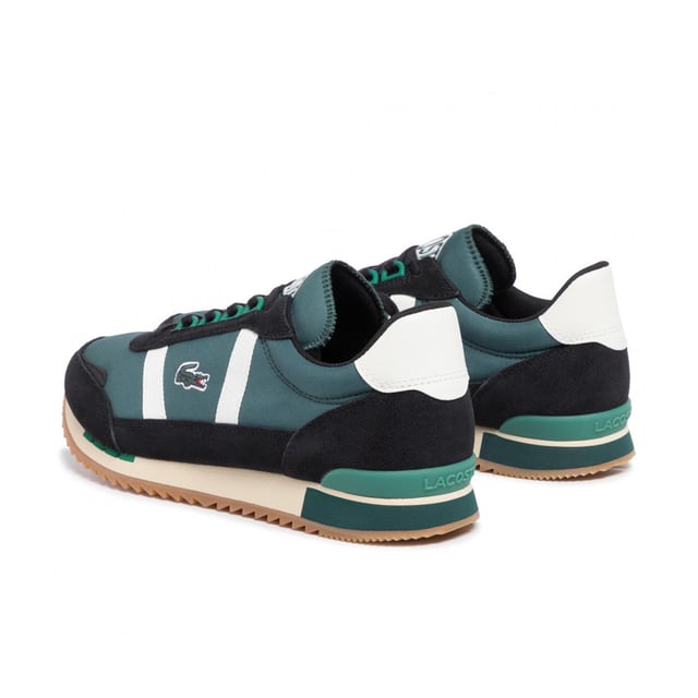 Lacoste Partner Retro 319 1 SMA Mens Green/Black Entrenadores Los entrenadores verdes/negros para hombres de Lacoste Partner Retro 319 1 SMA ofrecen una mezcla de elegancia deportiva y vibraciones retro, con una combinación de color distintiva y la clásica marca Lacoste. Diseñados tanto para el estilo como para la comodidad, estos entrenadores son una excelente opción para las personas que aprecian un aspecto atemporal pero contemporáneo.
Características clave:
Diseño de inspiración retro: el socio Retro 319 1 SMA Entrenadores se inspira en la herencia de Lacoste, con una silueta clásica con acentos modernos que los hacen destacar.
Combo de color verde y negro: la combinación de verde y negro proporciona un elegante contraste, agregando un elemento llamativo a su calzado.
Ajuste cómodo: estos entrenadores están diseñados para ofrecer un ajuste cómodo, lo que le permite usarlos durante períodos prolongados sin molestias.
Construcción duradera: Lacoste es conocido por su calidad, y estos entrenadores están construidos para soportar el uso diario mientras mantienen su estilo.
Logotipo de Lacoste Crocodile: el icónico logotipo de Lacoste Crocodile en el costado de los entrenadores simboliza el compromiso de la marca con la calidad y el estilo atemporal.
Estilo versátil: estos entrenadores logran un equilibrio entre un aspecto deportivo y casual, haciéndolos adecuados para una variedad de ocasiones, ya sea que vaya a dar un paseo o reunirse con amigos.
Características del calzado de tenis clásico: con sus elementos de diseño de calzado de tenis retro, estos entrenadores evocan una sensación de encanto vintage y al mismo tiempo ofrecen una ventaja contemporánea.
Construcción transpirable: los entrenadores están diseñados con transpirabilidad en mente, asegurando que sus pies se mantengan frescos y cómodos durante todo el día.
Cierre de cordón: el diseño de cordones proporciona un ajuste seguro, lo que le permite ajustar la opresión a su preferencia.