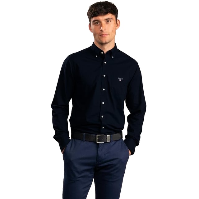 Hechos a mano con algodón ligero y transpirable, estos Gant Originals cuentan con un cuello con botones y el logotipo clásico de la marca en el pecho. La camisa Regular Fit Indigo es un clásico preppy esencial que te llevará a través de los meses más cálidos y más allá. CAMISA GINT OXFORD