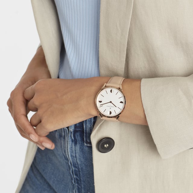 This Pierre Cardin Pigalle Half Moon Analogue Watch for Unisex is the perfect timepiece to wear or to gift. It's Rose Gold 40 mm Round case combined with the comfortable Beige Leather watch band will ensure you enjoy this stunning timepiece without any compromise. Operated by a high quality Quartz movement and water resistant to 3 bars, your watch will keep ticking. The classic colours will go great with any outfit . It enables you to easily spice up a normal outfit and add style to your life. High quality 21 cm length and  18 mm width Beige Leather strap with a Buckle Case diameter: 40 mm,case thickness: 6.55 mm, case colour: Rose Gold and dial colour: White