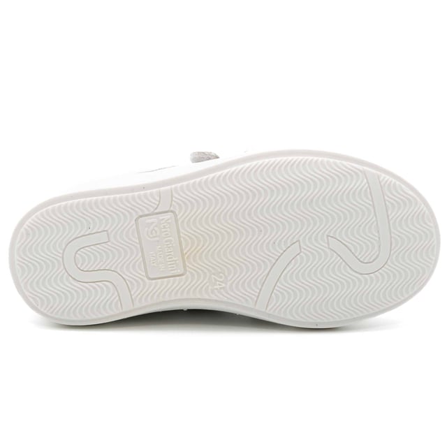 Spezifikationen: Ledersneaker mit seitlichen Einsätzen aus Wildleder und Logo auf der Zunge. Obermaterial: Leder. Schnürung: Streifen. Sohlentyp: Leicht erhöht an der Ferse