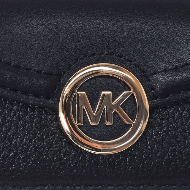 Michael Kors portemonnee van glad en generfd leer.
 Het extra kleine drievoudige silhouet bevat een voor- en achterkaartsleuf, ruimte om je geld op te bergen en een ritsvak aan de buitenkant voor gemakkelijke toegang.
 Stop hem in je tas of draag hem alleen als je alleen het hoognodige nodig hebt.
 Naden in toon zichtbaar.
 Goudkleurige hardware.
 Afmetingen: 9,5 cm (B) x 7 cm (H) x 4 cm (D)
 Samenstelling: 100% leer
 Onderhoud:
Reinigen met een natte doek.