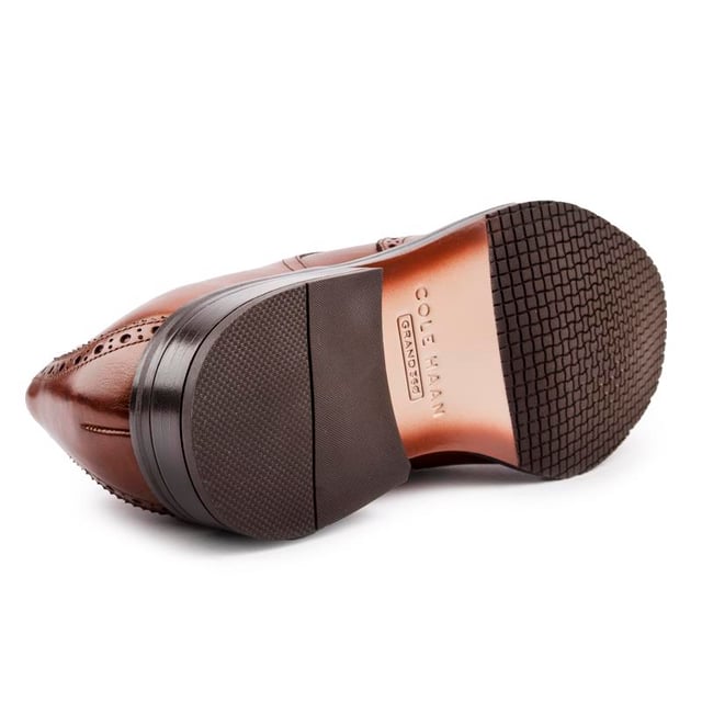 Un auténtico clásico que nunca pasará de moda. El Modern Essentials Wingtip Oxford está listo para la sala de juntas o para salir por la noche. Con piel lisa. Detalles atemporales en la puntera. una suela de goma para un agarre seguro.