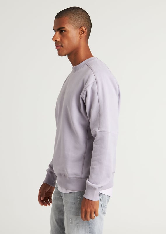 Der Mayor Sweat ist ein loose fit Pullover aus peached Stoff für ein soft feel. Dieser Pullover hat einen großen 3D-Print auf dem Rücken, einen kleinen dezenten Brustprint und kontrastierende Nähte an den Ärmeln.