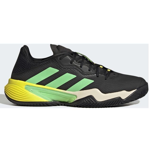 Adidas Barricade Clay Heren Zwart De Adidas Barricade Clay herentrainers zijn hoogwaardige tennisschoenen die speciaal zijn ontworpen voor het spelen op gravelbanen. Als onderdeel van de Barricade-lijn staan deze sportschoenen bekend om hun duurzaamheid, stabiliteit en uitstekende tractie, waardoor ze een populaire keuze zijn onder tennissers.
Belangrijkste kenmerken:
Op klei afgestemde buitenzool: De sportschoenen zijn uitgerust met een speciale buitenzool voor klei die zorgt voor superieure tractie en grip op kleioppervlakken. Het unieke profielpatroon en de gebruikte materialen in de buitenzool voorkomen dat klei de zool verstopt, wat zorgt voor optimale prestaties en stabiliteit tijdens zijwaartse bewegingen op de baan.
Adiprene+ demping: De Adidas Barricade-trainers zijn voorzien van Adiprene+ demping in de middenzool, die responsieve en energieteruggevende demping biedt. Deze technologie helpt de impact op gewrichten tijdens intense bewegingen te verminderen en biedt comfort tijdens lange wedstrijden.
Barricade Chassis: De Barricade Chassis technologie in de middenvoet zorgt voor uitzonderlijke stabiliteit en ondersteuning, en helpt voorkomen dat de voet gaat rollen tijdens snelle richtingsveranderingen en zijwaartse bewegingen.
Slijtvast bovenwerk: Het bovenwerk van de sportschoenen is gemaakt van slijtvaste materialen, waardoor de schoenen langer meegaan en beter beschermd zijn tegen slijtage tijdens intense gameplay.
Adituff teenbescherming: De sportschoenen worden geleverd met Adituff teenbescherming, een duurzaam materiaal dat in het teengebied wordt geplaatst om te beschermen tegen schuren en de levensduur van de schoenen te verbeteren, vooral tijdens tenen-slepende bewegingen.
Vetersluiting: De trainers hebben een traditioneel vetersluitsysteem waarmee spelers de pasvorm kunnen aanpassen voor maximaal comfort en ondersteuning.
Lichtgewicht ontwerp: Ondanks de robuuste constructie zijn de sportschoenen licht van gewicht.