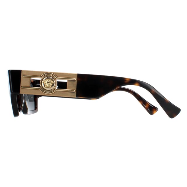Las gafas de sol Versace VE4459 108/87 dark havana dark grey combinan lujo y estilo a la perfecciÃ³n, con una atrevida montura de acetato adornada con el inconfundible emblema de Versace Medusa. Con una excelente protecciÃ³n UV, estas lentes no sÃ³lo protegen tus ojos, sino que tambiÃ©n ofrecen una claridad excepcional. Desde paseos por la playa hasta eventos de alto nivel, estas gafas de sol combinan a la perfecciÃ³n moda y funcionalidad. VersÃ¡tiles y atemporales, complementan sin esfuerzo cualquier atuendo, mostrando la impecable artesanÃ­a de Versace y su compromiso con la elegancia.