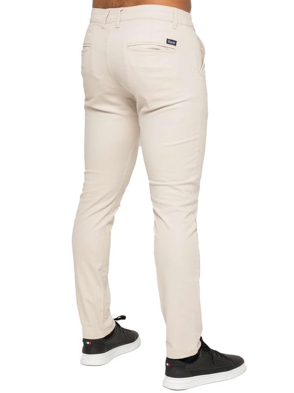 Gönnen Sie sich den ultimativen Komfort und Stil mit unserer ENZO Herren Designer Skinny Fit Chino Hose. Mit einer schlanken Reißverschlussöffnung, zwei Vordertaschen, zwei Gesäßtaschen und dem charakteristischen Markenlogo auf dem hinteren Bundpatch.