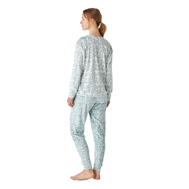Långärmad pyjamas för kvinnor med en elegant och bekväm design, perfekt för att slappa eller koppla av hemma.\n\n Pyjamasen är tillverkad av mjuk sammet och är idealisk för svala nätter och ger en känsla av exceptionell värme och komfort.\n\n Den moderna och sofistikerade designen anpassar sig perfekt till den kvinnliga figuren och förstärker silhuetten med en elegant och avslappnad stil.\n\n Setet består av en långärmad topp med en fin rund halsringning och matchande byxor med en elastisk midja som kan justeras med dragskor, vilket ger rörelsefrihet.\n\n Tonala, synliga sömmar ger en subtil men elegant detalj.\n\n Njut av sammetens mjukhet och en design som kombinerar mode och funktionalitet. Perfekt att ge bort i present eller skämma bort sig själv med.\n Sammansättning: Skjorta: 95% polyester, 5% spandex; Byxor: 95% polyester, 5% spandex\n Skötsel:\n-Tvätta på en skonsam cykel.\n -Använd alltid kallt eller varmt vatten.\n -Använd inte torktumlare. Det är bättre att lufttorka.\n -Stryk vid behov på låg temperatur.\n -Använd inte blekmedel.