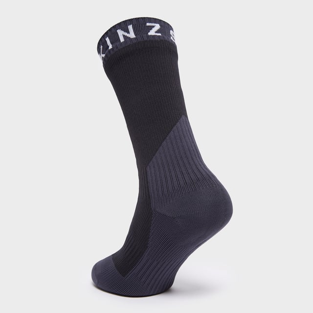 La calceta de longitud media para clima frío extremo e impermeable de Sealskinz cuenta con una membrana completamente impermeable y un forro de lana merina que mantiene tus pies frescos y secos en el sendero. Las costuras planas en la puntera con acolchado en la planta del pie evitan rozaduras dolorosas y añaden comodidad mientras absorben el impacto. - Calcetas completamente impermeables de Sealskinz - Impermeable - construcción de tres capas, que añade calidez y durabilidad - Forro de lana merina - controla la humedad y es aislante - Elastificación zonal - ajuste de cuatro vías para un 100% de movilidad - Costuras planas en la puntera - previene roces - Acolchado en la planta del pie - absorbe el impacto y reduce la presión