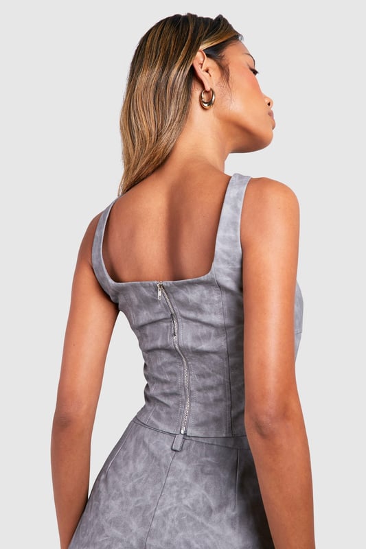 Calling all trend-obsessed: category is... regency vibes. This waist-defining corset top shapes and contours the body, accentuating the bust and creating a snatched silhouette. With strappy tops that'll look fire with that perfect pair of jeans, blouses that'll turn heads in the office, and bustiers that are just waiting to be matched with some hot leather look trousers, it will be love at first scroll when you lay eyes upon our collection of corset tops.Style: CorsetDesign: PlainFabric: PULength: RegularSleeve Length: StrappyModel's height: 173cm / 5'8"