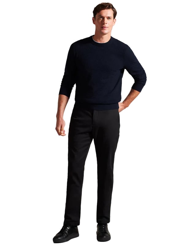 Ted Baker crew neck jumper är tillverkad av en premium ullblandning, med en rik, texturerad T-stickning som enkelt ger en touch av sofistikering till svalare dagar. De långa ärmarna ger värme, medan den klassiska runda halsringningen ger ett tidlöst utseende. Detta mångsidiga plagg är perfekt för en rad olika tillfällen