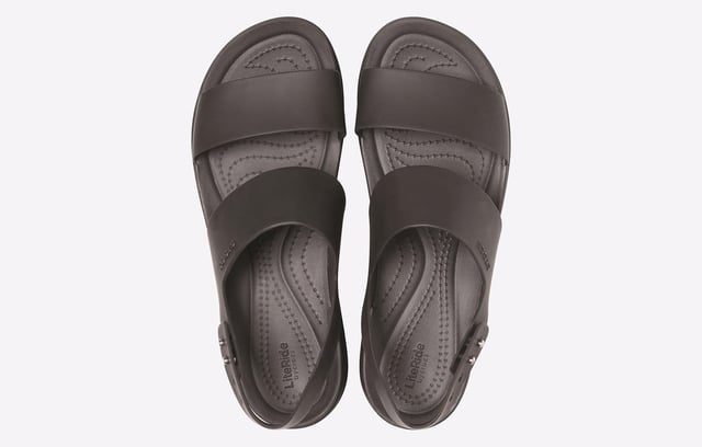 Der Brooklyn Low Wedge bietet Höhe und Komfort und ein superweiches Fußbett, das den ganzen Tag über Halt gibt.
- Elegante Zwei-Riemen-Silhouette mit Fersenriemen für absolute Sicherheit- Revolutionäres LiteRide-Schaumstoff-Fußbett für hervorragenden ganztägigen Komfort- Leichtes Croslite-Fundament minimiert Ermüdung- Weiches, flexibles Matlite-Obermaterial fühlt sich vom ersten Tag an eingefahren an