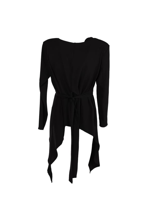 Ein Blazer mit asymmetrischem Schnitt ist die perfekte Wahl für Personen, die einen modernen und stilvollen Look schätzen, der sich von klassischen Designs abhebt und jeder Garderobe eine Prise Avantgarde hinzufügt.

Mit zwei eingesetzten Taschen, die nicht nur Eleganz verleihen, sondern auch äußerst praktisch sind, ermöglichen sie das Verstauen kleiner Gegenstände, ohne die Linien der Silhouette zu stören.

Mit Schulterpolstern, die die Schultern subtil betonen und der Figur ein definiertes und professionelles Aussehen verleihen, ideal für wichtige Meetings und formelle Anlässe.

Mit einem zusätzlichen Gürtel mit Metallschnalle, der nicht nur Stil hinzufügt, sondern auch eine perfekte Anpassung des Blazers an die Körperkontur ermöglicht, wobei die Taille betont wird und dem Ganzen ein elegantes Finish verliehen wird.

Aus hochwertigem Stoff gefertigt, der Haltbarkeit und Tragekomfort gewährleistet, während er gleichzeitig luxuriös und elegant aussieht, was den Blazer zu einer langfristigen Investition macht.