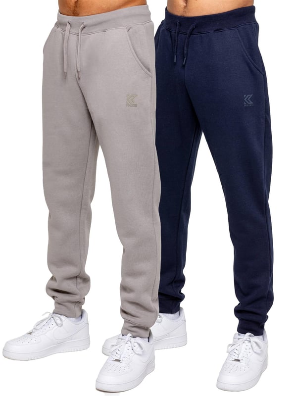 <div>Experimenta el máximo confort y estilo con los Joggers para Hombre de Ajuste Regular de Kruze, diseñados para mantenerte cómodo y con un aspecto impecable. Fabricados con forro polar cepillado en el interior, estos joggers ofrecen una suavidad y calidez excepcionales, lo que los convierte en una opción ideal para relajarte o salidas informales. Con una cintura acanalada y cordones ajustables, brindan un ajuste seguro y personalizado, mientras que los puños acanalados añaden un toque moderno y ajustado que se acomoda perfectamente sobre tus zapatillas. Los joggers incluyen dos prácticos bolsillos laterales, ideales para guardar tus esenciales, y un logotipo de Kruze estampado en goma en la pierna izquierda que aporta un toque de estilo característico.</div><div><br></div>