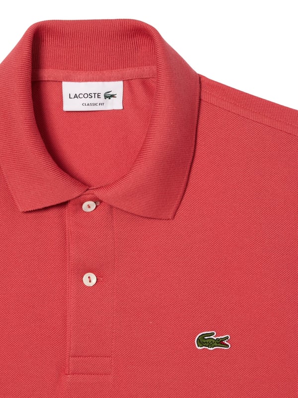 This comfortable and elegant L.12.12 polo impresses with its classic Lacoste design. A timelessly chic style for the modern wardrobe, ideal for any occasion. If you are between two sizes, we recommend the smaller size.
