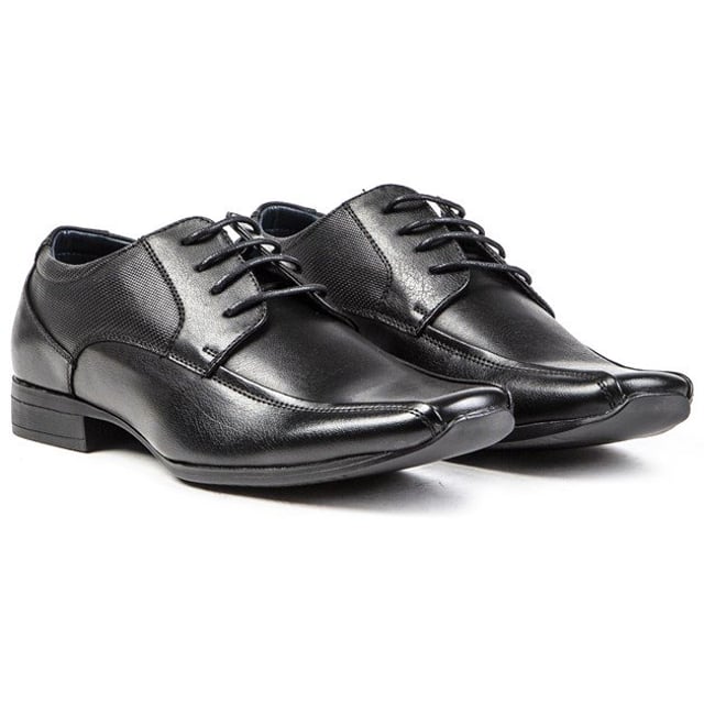 Este elegante zapato Dexter de Soltrader es un elegante derby en negro. Costuras tonales. Los detalles sutiles y la textura en relieve de los cuartos le dan a este sencillo par de cordones un toque de elegancia. mientras que la suela sintética duradera añade tracción y soporte. Estos zapatos clásicos para hombre son perfectos para cualquier ocasión, formal o informal, y te harán lucir realmente bien.