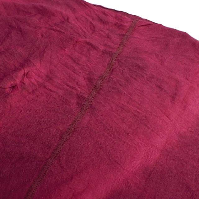 Infinity-Kragen Buff aus Viskose und Polyester, entworfen, um Weichheit, Leichtigkeit und Stil für jeden Anlass zu vereinen.

 Hauptmerkmale:

 - Hergestellt aus einer Mischung aus Viskose und Polyester, die sich weich anfühlt und eine höhere Widerstandsfähigkeit bietet.
 - Rohrförmiges Design mit Infinity-Hals, einfach zu tragen und zu kombinieren.
 -Unisex.
 - Elastischer Halstuch.
 - Atmungsaktives und schnell trocknendes Material, perfekt für den täglichen Gebrauch zu jeder Jahreszeit.
 - Einheitsgröße.
 - Für Erwachsene konzipiert.
 - Erhältlich in einer Vielzahl von Farben und Drucken mit dem Buff-Logo, das die Qualität der Marke hervorhebt.

 Ein vielseitiges und funktionelles Kleidungsstück, perfekt für alle, die Komfort und Design in einem einzigen Accessoire suchen.
 Maßnahmen: 51,5 x 64,5 cm
 Komposition: 50 % Viskose, 50 % Polyester
 Pflege:
- Maschinenwäsche max. bei 40 °C.
 - Vermeiden Sie die Verwendung von Weichspülern.
 - Verwenden Sie kein Bleichmittel.
 - Benutzen Sie keinen Trockner.
 - Kein Bügeln.