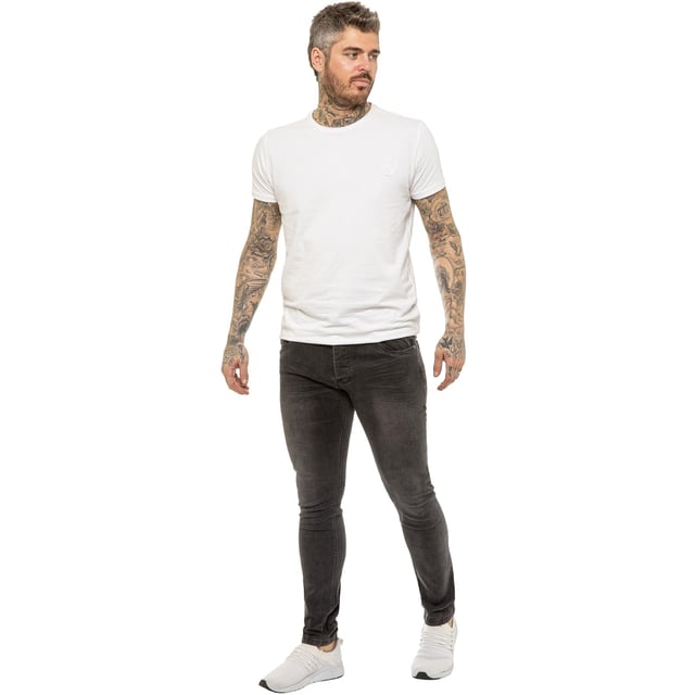 Recién llegados de la prensa, estos jeans hiperelásticos de mezclilla azul son el complemento perfecto para su guardarropa de verano, con un diseño en relieve en los bolsillos traseros y una etiqueta de la marca de la cintura de cuero en la parte posterior. 5 bolsillos de estilo clásico que incluyen un bolsillo para monedas y un botón de mosca para completar el look. Estos jeans muestran 100% de comodidad.