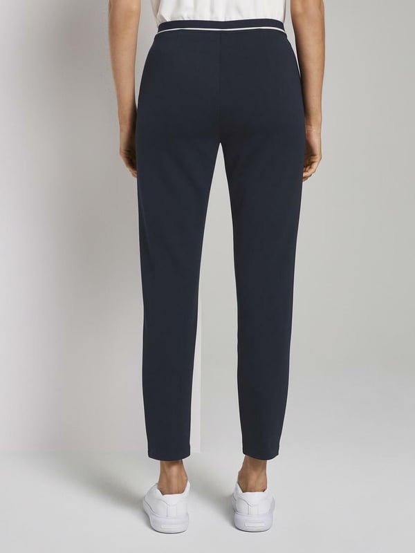 Deze broek voor dames is de perfecte keuze voor een casual en elegante look. Ze zijn gemaakt van zachte en ademende stof die comfortabel is om te dragen. De broek heeft twee zakken aan de voorkant die zowel praktisch als decoratief zijn. De riemlussen, rits- en haakjessluiting garanderen een perfecte pasvorm. De broek heeft een slanke pasvorm, een korte taille, een relaxed model, een smalle pijp en een enkellengte die je figuur flatteren en je benen verlengen. De elastische tailleband zorgt voor meer flexibiliteit en comfort. Het geribde detail op de zakken is een bijzondere blikvanger die de broek uniek maakt.