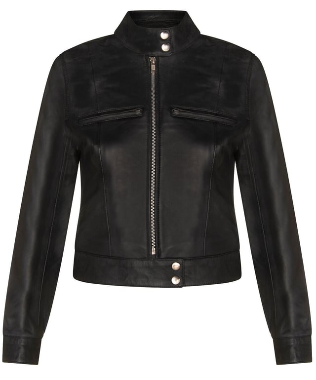 Mejora tu estilo con nuestra chaqueta de motociclista de cuero para mujer, una pieza atemporal que rezuma vanguardia y sofisticación. Esta chaqueta, confeccionada con un cuero increíblemente suave, ofrece una sensación de lujo y un aspecto resistente que es perfecto para cualquier ocasión. Ya sea que estés en la carretera o simplemente paseando por la ciudad, esta chaqueta de motociclista de cuero es la opción perfecta para hacer una declaración de moda audaz. Su combinación de elementos de diseño clásico y comodidad moderna la convierte en una incorporación imprescindible para cualquier guardarropa. Cuello alto con cierre de dos botones para una estética clásica de motociclista. Dos bolsillos en el pecho añaden funcionalidad y estilo a la chaqueta. Los accesorios plateados brindan un elegante contraste con el cuero. El forro interior de satén garantiza comodidad y un ajuste suave. El cuero suave no solo se ve genial, sino que también se siente excepcionalmente cómodo contra la piel.