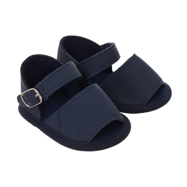 Las sandalias flexibles con cierre de hebilla para bebé, son un calzado ideal para ofrecer comodidad y seguridad a los más pequeños durante sus primeras aventuras al aire libre. Este tipo de sandalia combina diseño práctico con funcionalidad para el confort de tu bebé.

Características Destacadas:

Diseño Flexible: Las sandalias flexibles para bebé están confeccionadas con materiales suaves y flexibles que permiten un movimiento natural del pie. Esto facilita que el bebé pueda caminar y moverse con total libertad y confort.

Cierre de Hebilla Ajustable: Equipadas con un cierre de hebilla ajustable, estas sandalias aseguran un ajuste personalizado y seguro. La hebilla permite ajustar la sandalia a la medida exacta del pie del bebé, garantizando que el calzado se mantenga en su lugar durante toda la jornada.

Suela Antideslizante: La suela de estas sandalias flexibles está diseñada para ofrecer una excelente tracción en diversas superficies. Esto ayuda a prevenir resbalones y caídas, proporcionando estabilidad adicional al bebé mientras explora su entorno.

Materiales Transpirables: Confeccionadas con materiales transpirables, las sandalias suaves mantienen los pies frescos y secos, reduciendo la acumulación de humedad y proporcionando una mayor comodidad en climas cálidos.

Diseño Ligero: Las sandalias ajustables con hebilla son ligeras y cómodas, lo que evita que el calzado pese sobre los pies del bebé. Esto permite un uso prolongado sin causar incomodidad.

Estilo Versátil: Disponibles en varios colores y diseños, estas sandalias flexibles pueden combinarse fácilmente con diferentes conjuntos, siendo adecuadas para el uso diario y ocasiones especiales.

Fácil de Poner y Quitar: Gracias a su cierre de hebilla, estas sandalias son fáciles de poner y quitar, facilitando el proceso para los padres y proporcionando comodidad para el bebé.

Las sandalias flexibles con cierre de hebilla para bebé son una opción excelente para ofrecer soporte y comodidad a los pequeños mientras exploran el mundo. Con su diseño flexible, suela antideslizante y cierre de hebilla ajustable, estas sandalias garantizan un ajuste seguro y una movilidad sin restricciones. Los materiales transpirables y la ligereza del calzado aseguran que los pies del bebé se mantengan frescos y cómodos durante todo el día. Con su estilo versátil y fácil manejo, estas sandalias son ideales para cualquier ocasión, proporcionando tanto funcionalidad como moda para el pequeño explorador.
 Composición: Exterior: Poli piel; Interior: Textil; Suela: Textil
 Cuidados:
Limpiar con un paño húmedo.