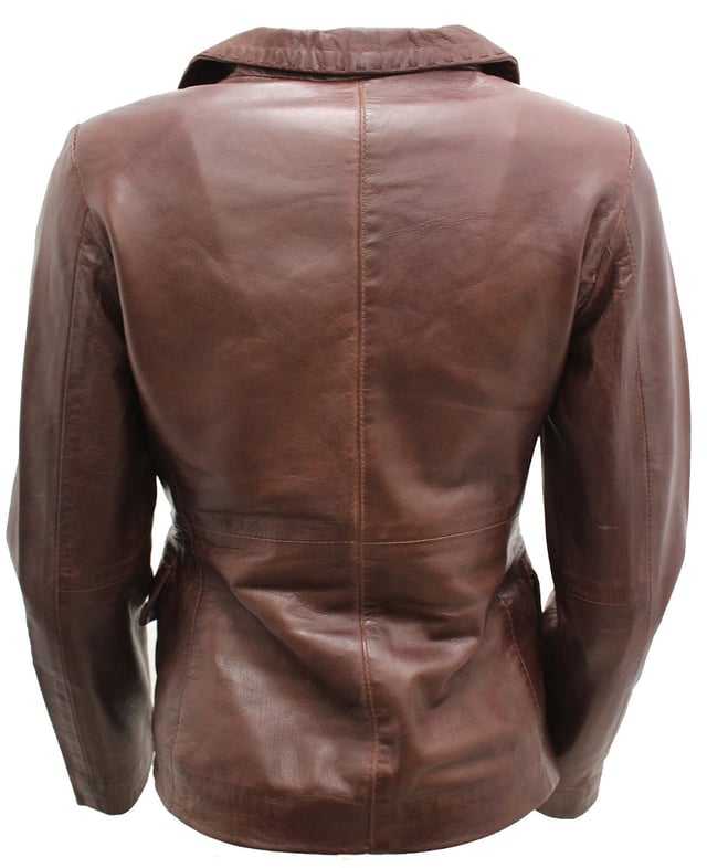 Erweitern Sie Ihren Stil mit unserem schicken und edlen Damen-Lederblazer, einem vielseitigen Stück, das Ihrem Outfit mühelos Flair verleiht und sowohl für legere als auch für elegante Anlässe geeignet ist. Dieser Blazer ist aus 100 % hochwertigem, ultraweichem Nappaleder gefertigt und bietet ein luxuriöses und bequemes Tragegefühl. Das zeichnet ihn aus:  
 Traditioneller Look mit einem Twist: Der Blazer verfügt über einen einreihigen Block mit zwei Knöpfen ein zeitloses und traditionelles Erscheinungsbild, während das abgerundete Revers einen stilvollen und modernen Touch verleiht. 
 Viel Stauraum: Zwei Pattentaschen an der Taille sorgen dafür Leicht zugänglicher Stauraum für das Nötigste, und eine offene Brusttasche unterstreicht nicht nur den klassischen Look, sondern dient auch als funktionelles Fach. 
 Premium-Farbvarianten: Erhältlich in drei Premium-Farbvarianten, können Sie diejenige wählen, die zu Ihrem Stil passt und Ihrer Garderobe Eleganz verleiht. 
 Hochwertige Verarbeitung: Hergestellt aus Dieser Blazer aus 100 % hochwertigem, ultraweichem Nappaleder vereint Stil und Komfort und sorgt dafür, dass Sie gut aussehen und sich gut fühlen. 
 Vielseitige Kleidung: Egal, ob Sie sich für einen besonderen Anlass schick kleiden oder Ihrem Alltagsoutfit einen Hauch von Eleganz verleihen, dieser Blazer ist eine vielseitige und modische Wahl.  Der Damen-Lederblazer ist ein Ein Muss für alle, die hochwertige Handwerkskunst und zeitlosen Stil in ihrer Kleidung schätzen.