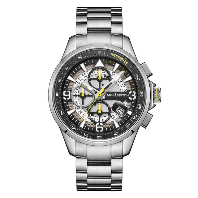 """Con una experiencia basada en la ingeniería eléctrica, el reloj para hombre Mann Egerton Hand Assembled Carr Amplitude Steel de edición limitada rinde homenaje al diseñador del famoso Type H, que contaba con una flotabilidad extra gracias a unos flotadores fijados al fuselaje. Una idea revolucionaria y perfecta para los aviones de transporte marítimo, sin la cual no se habrían producido desarrollos posteriores, y el éxito de la empresa nunca se habría materializado de la forma que la diferenció de sus contemporáneos. 

Su movimiento cronógrafo de cuarzo Seiko incluye segundos, minutos, fecha y un contador de 1/10 de segundo que destaca la excepcional precisión necesaria para identificar la flotabilidad adecuada. Esto alude a las comunicaciones vitales que tenían lugar entre el piloto del Type H y la cabina de control, y los números de estilo aviador, incluido el triángulo en la posición de las 12, hacen referencia a su conexión con el vuelo de altura. Su anillo taquimétrico capitular hace referencia a los múltiples viajes, permitiendo medir la velocidad en función del tiempo y la distancia. 

El fondo de caja de acero inoxidable grabado con el logotipo de Mann Egerton y el brazalete de acero inoxidable demuestran una consistencia excepcional que imita las reconfortantes olas que experimentan los pilotos antes de emprender el vuelo.
""
"
"""Movimiento cronógrafo de cuarzo Seiko
Segundos, minutos, fecha y contador 1/10
Anillo taquimétrico
Manecillas luminosas
12 horas analógicas 
Sumergible 30m
Cristal mineral resistente a los arañazos
5 años de garantía
Chapado IP sin níquel e hipoalergénico 

Tamaños y pesos
Caja