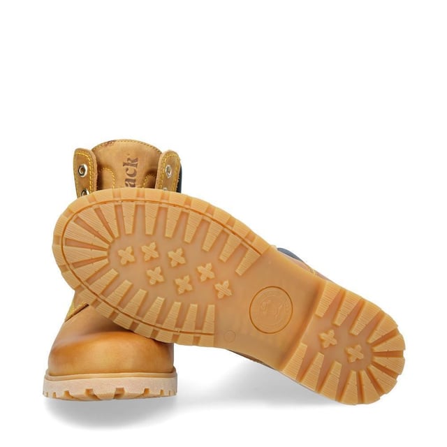 Steigen Sie mit Stil und Komfort aus mit Panama Jack-Stiefeln. Egal, ob Sie über schroffe Landwege wandern oder durch städtische Straßen navigieren, der originale Panama Jack 03 C1 Herren-Schnürstiefel ist Ihr perfekter Begleiter. Diese Stiefel zeichnen sich durch ein klassisches Design mit einer schlichten runden Spitze und einem dunkelbraunen, gepolsterten Lederkragen aus und strahlen zeitlose Eleganz aus. Die kontrastierenden roten und gelben Schnürsenkel sorgen für einen Farbtupfer, während die genähte karamellfarbene Commando-Sohle für Strapazierfähigkeit und Stabilität in jedem Gelände sorgt. Für die Herren sind die Schnürstiefeletten Tan Panama Jack 03 für Herren so konzipiert, dass sie den Elementen standhalten. Mit einem wasserdichten, glatten Nubuk-Obermaterial, einem weich gepolsterten Knöchelschaft und einem warmen Futter halten diese Stiefel Ihre Füße kuschelig und trocken. Das geprägte Logo an der Ferse und die silbernen sechseckigen Metallösen verleihen ihrem robusten Charme einen Hauch von Raffinesse. Hauptmerkmale: Klassisches Design: Die Panama 03-Stiefel vereinen Design, Qualität und Komfort nahtlos und bieten eine zeitlose Ästhetik für Männer und Frauen. Vielseitiger Tragekomfort: Egal, ob Sie die Straßen der Stadt erkunden oder Bergpfade erobern, diese Stiefel sind perfekt für alle Ihre täglichen Abenteuer. Wasserdichte Konstruktion: Diese Stiefel sind aus wasserdichtem Vintage-Nappaleder mit Lederfutter gefertigt und sorgen dafür, dass Ihre Füße bei jedem Wetter trocken und bequem bleiben. Anatomische Unterstützung: Genießen Sie verbesserten Komfort und Hygiene mit der anatomisch geformten Innensohle, die eine perfekte Passform für Ihre Füße bietet. Langlebig und rutschfest: Die Gummiaußensohle bietet Flexibilität, Haltbarkeit und rutschfeste Traktion und sorgt für Stabilität auf verschiedenen Oberflächen. Hergestellt in Spanien: Mit einer Schafthöhe von 18 cm werden diese Stiefel fachmännisch in Spanien gefertigt, um höchste Handwerkskunst und Qualität zu gewährleisten. Schlüpfen Sie in die Stiefel von Panama Jack und erleben Sie die perfekte Mischung aus Stil, Haltbarkeit und Komfort für Ihre alltäglichen Abenteuer. Diese Stiefel wurden für diejenigen entwickelt, die Wert auf Qualität und Handwerkskunst legen. Sie sind Ihr vertrauenswürdiger Begleiter, wohin auch immer Ihre Reise Sie führt.