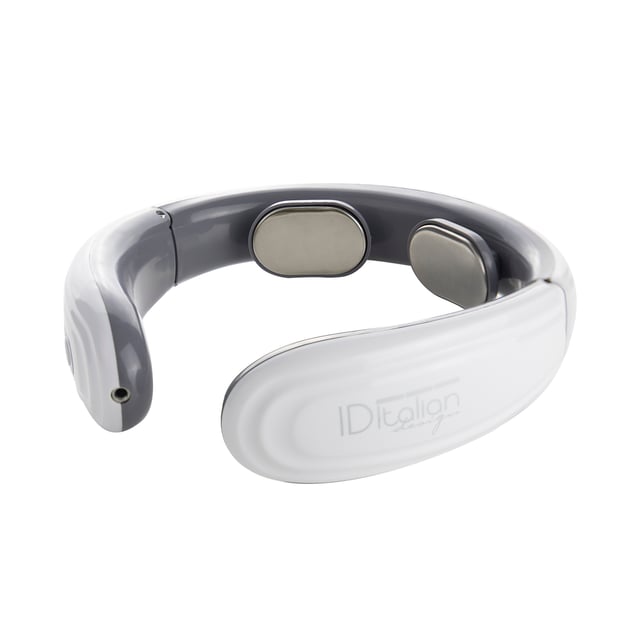 El masajeador cervical es un producto de alta tecnología para aliviar la fatiga cervical a través del masaje y de la estimulación de la musculatura del cuello. El diseño en anillo del masajeador junto con los electrodos pivotantes permiten una completa adaptación a la anatomía del cuello del cuello.
El masajeador cervical trabaja mediante los pulsos eléctricos de baja frecuencia, el efecto magnético y la tracción circular cuya acción combinada promueve la circulación sanguínea local, la relajación de los músculos locales y un efecto antiinflamatorio y analgésico que alivia la fatiga muscular, actuando sobre las dolencias comunes que provocan estas molestias musculares como son el entumecimiento de los hombros, el dolor de cabeza, los mareos y otros síntomas causados por el desgaste de los discos cervicales.

• El masajeador cuenta con 6 tipos de masaje diferente: 2 tipos de modo de masaje combinado automático y 4 tipos de modos de masaje manual. Pudiendo en cada tipo de masaje adaptar el nivel de intensidad a cada necesidad.
• Tecnología de ajuste inteligente 3D: con la última tecnología de ajuste inteligente 3D, los electrodos pueden ajustarse fácilmente a la curva de su cuello para mayor comodidad.
• Masaje de pulso eléctrico: El masaje se realiza mediante pulsos eléctricos para promover la circulación sanguínea local, relajar los músculos y dar un masaje más completo. Además proporciona calor a la zona tratada ayudando a potenciar los efectos masajeadores de los pulsos.
• Parches de masaje: Los parches de masaje pueden absorber la energía de su propia radiación y emitir directamente ondas de luz infrarroja lejana, mejorando así la capacidad de circulación del cuerpo. Estos parches se pueden colocar donde sea necesario para aliviar el dolor muscular.
• Tracción circular: Alivia eficazmente el espasmo muscular del cuello, alivia los síntomas de dolor.
• Efecto magnético: Incorpora un imán que equilibra el nervio autónomo para aumentar la capacidad de transporte de oxígeno, mejorando así la nutrición celular del tejido muscular.