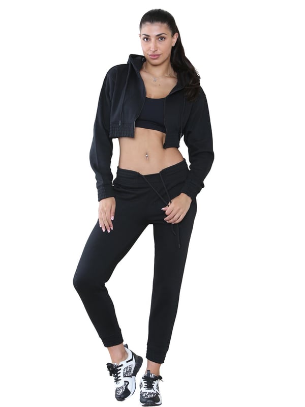 Erlebe ultimativen Komfort und Stil mit unserem Kruze Damen-Crop-Trainingsanzug. Bleibe modisch mit einem regulär geschnittenen, kurz geschnittenen Zip-Hoodie und geripptem Bund sowie Ärmeln. Das weiche Fleece-Futter verleiht einen Hauch von Luxus, während der elastische Bund und die gerippten Knöchelbündchen für einen sicheren Sitz sorgen. Perfekt für jede legere Gelegenheit, werden unsere Jogginghosen dich fantastisch aussehen und fühlen lassen. Verpasse nicht dieses unverzichtbare Set!
