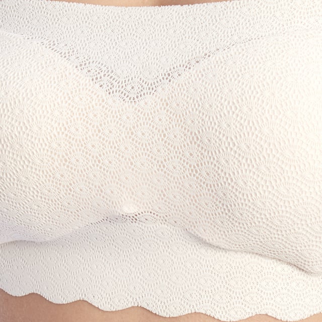 Dieser superleichte Bandeau-BH mit seiner innovativen Verarbeitung macht diesen BH aus der ZERO Feel Lace-Serie von sloggi zum Alltagsliebling.

 Einzelheiten:
 - Funktioneller Bandeau-Stil.
 - Herausnehmbare, gepolsterte Körbchen für eine glattere Form.
 - Mit Mesh gefütterte Körbchen.
 - Einteilige Polsterung.
 - Leicht elastisches Band für besseren Halt.
 - 360° elastisch für absolute Bewegungsfreiheit.
 - Nahtlos.

 Dieser trägerlose Bandeau-BH ist die perfekte Option für alle, die eine Kombination aus Stil, Komfort und Funktionalität suchen. Sein anspruchsvolles Design und seine innovativen Funktionen machen es zu einem unverzichtbaren Bestandteil jeder Garderobe.
 Komposition: 58 % Polyamid, 42 % Elasthan
 Pflege:
- Maschinenwäsche bis 40 °C im Schonwaschgang.
 - Verwenden Sie kein Bleichmittel.
 - Benutzen Sie keinen Trockner.