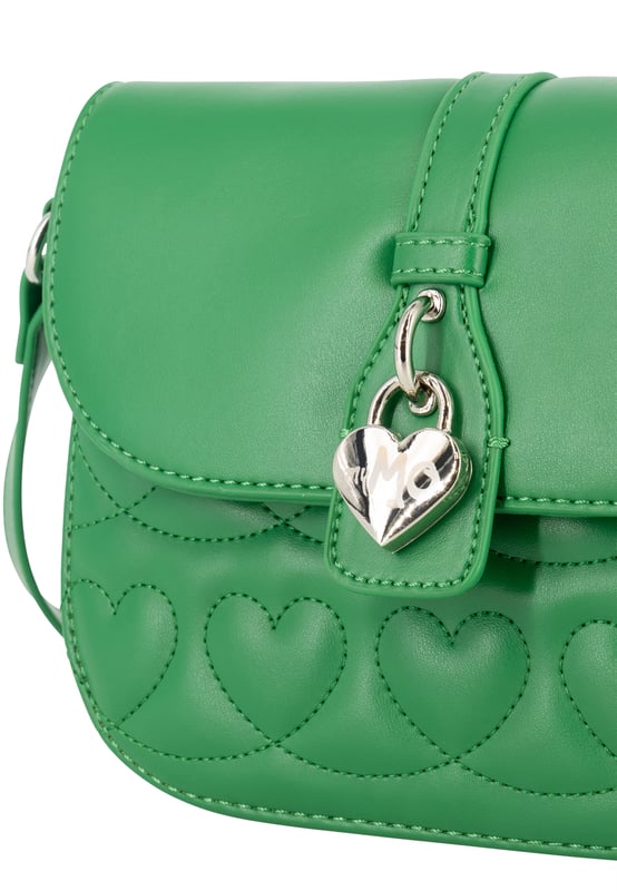 Werten Sie Ihren Stil mit dieser strukturierten Umhängetasche mit geprägten Herzen auf der Vorderklappe auf. Der metallische Herzanhänger verleiht dem femininen Design einen Hauch von Raffinesse. Der Riemen und die klaren Linien machen es perfekt für modebewusste Menschen, die ein schickes Accessoire suchen.  Umhängetasche