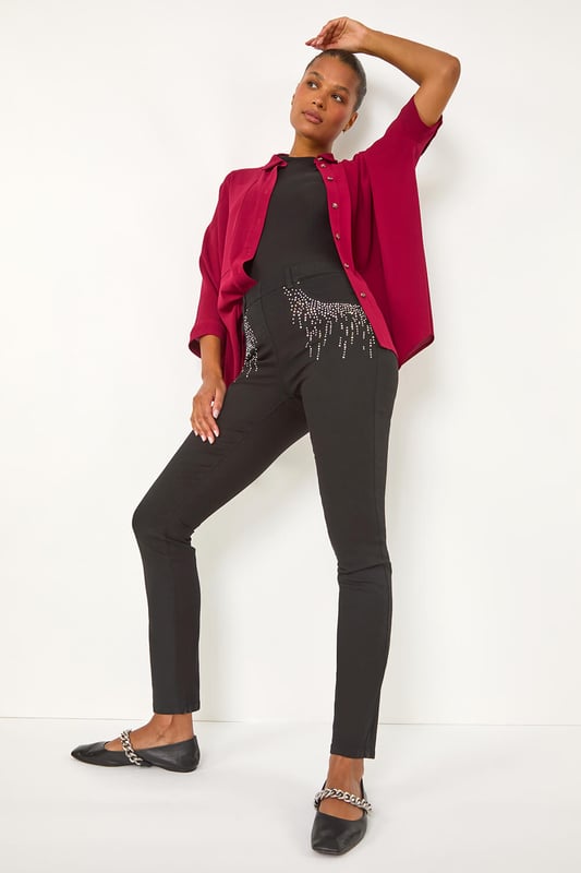 Hotfix Pocket Jegging from Roman. Add some sparkle to your denim collection with these embellished hotfix pocket jeggings. Crafted from a comfortable stretch denim fabric, these jeggings feature a pull-on style for ease and comfort. The standout hotfix pocket trim detail adds a touch of glamour to your casual look. Perfect for the Autumn/Winter season, style these jeggings with knitwear and trainers for a chic and cosy outfit!