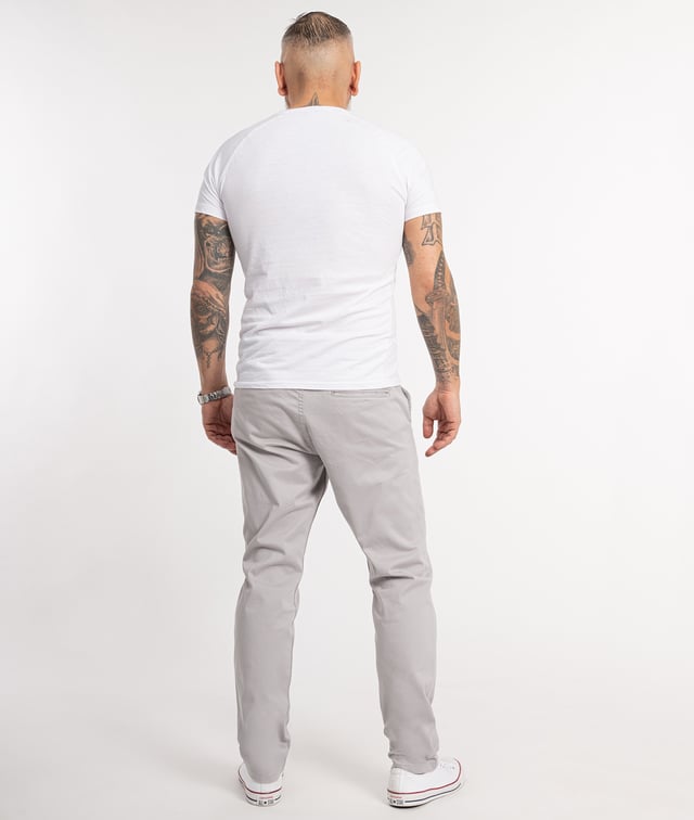 Angeboten wird eine Herren Chino Hose der Trendmarke "Indumentum". Super bequem Herren Hose aus Baumwolle. Top Qualität und Hochwertige Verarbeitung .