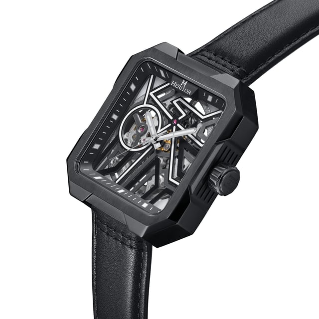 316L roestvrijstalen kast van chirurgisch kwaliteit Automatisch uurwerk met juwelen Juwelenlagers: 22 juwelen 36 uur gangreserve Beats per Hour (BPH): 21600/uur Saffiergecoat mineraal kristal Skeleton wijzerplaat met lichtgevende kenmerken Observatie achterkant van de kast om het uurwerk te bekijken  Echt leren band Roestvrijstalen sluiting met logo-gegraveerd Lichtgevende wijzers Lichtgevende markeringen 43 mm kast Breedte 10 ATM waterbestendigheid