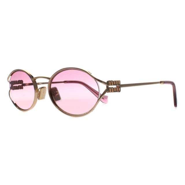 Las gafas de sol Miu Miu MU52YS 5AK06S en color violeta degradado marrÃ³n dorado son una impresionante fusiÃ³n de estilo contemporÃ¡neo y lujo atemporal. Estas gafas de sol cuentan con una llamativa montura ovalada, meticulosamente elaborada en acetato de alta calidad para un acabado ligero y duradero. Las lentes ofrecen una protecciÃ³n UV superior, lo que garantiza que tus ojos estÃ©n bien protegidos a la vez que derrochan sofisticaciÃ³n. Decoradas con el emblemÃ¡tico logotipo de Miu Miu en las patillas, las gafas de sol MU52YS han sido diseÃ±adas para los entusiastas de la moda a los que les gusta llamar la atenciÃ³n. Perfectas para aÃ±adir un toque de glamour a cualquier atuendo, estas gafas de sol son un accesorio esencial para quienes aprecian el diseÃ±o de vanguardia y el encanto clÃ¡sico.