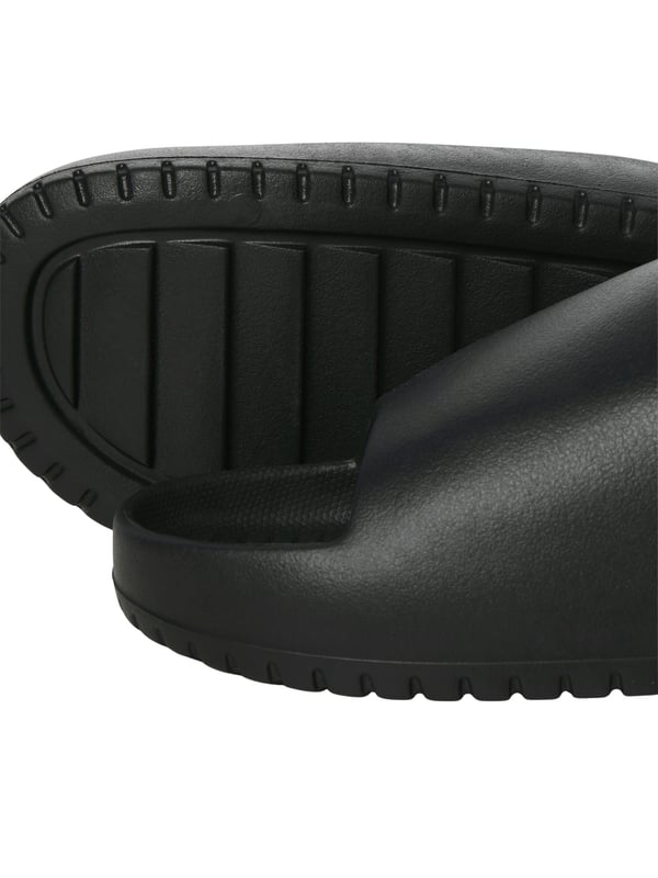 Jack & Jones schoenen Deze Jack & Jones loafers combineren een casual design met maximaal comfort - perfect om elke dag te dragen! Dankzij het ontwerp met open teen en de eenvoudige effen kleur kunnen ze op verschillende manieren worden gecombineerd en zijn ze geschikt voor elke gelegenheid. De schoenen kunnen snel en moeiteloos aan- en uitgetrokken worden zonder vervelende sluitingen, waardoor ze de ideale metgezel zijn voor ontspannen dagen. De hoogwaardige afwerking maakt ze comfortabel om te dragen, terwijl het lichtgewicht materiaal zorgt voor een luchtig gevoel. Of je nu thuis bent, door de stad slentert of op vakantie gaat - deze slip-on schoenen bieden comfort en stijl in één!