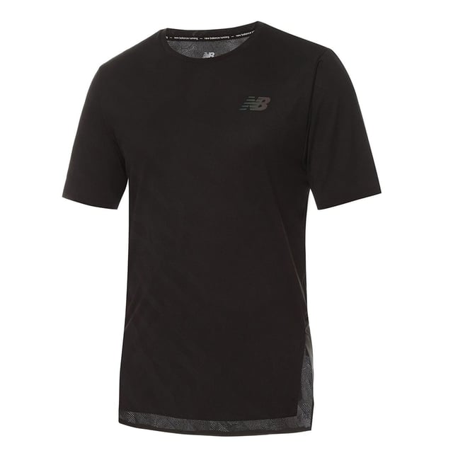Presentamos la camiseta New Balance Q Speed Jacquard Black para hombre, una fusión de estilo y rendimiento diseñada para mejorar tus esfuerzos atléticos. Diseñada con el compromiso de calidad de New Balance, esta camiseta combina tecnología de vanguardia con un diseño elegante.

Características principales:

 Tecnología Q Speed Jacquard:  La inclusión de la tecnología Q Speed Jacquard significa una construcción avanzada del tejido. Esta tecnología suele implicar el uso de patrones de punto especializados para mejorar la transpirabilidad, la evacuación de la humedad y la comodidad general durante las actividades físicas.

 Tejido que absorbe la humedad:  La ropa deportiva New Balance suele tener propiedades de evacuación de la humedad. El tejido ayuda a alejar el sudor del cuerpo, manteniéndote seco y cómodo durante los entrenamientos intensos.

 Construcción transpirable:  Espera que la camiseta tenga un diseño transpirable, que permita una circulación óptima del aire. Esta característica contribuye a regular la temperatura, especialmente durante las actividades de alto rendimiento.

 Detalles reflectantes:  Para mayor seguridad en condiciones de poca luz, la camiseta puede incorporar elementos reflectantes. Estos detalles aumentan la visibilidad, lo que la hace adecuada para carreras a primera hora de la mañana o al atardecer.

 Logotipo New Balance:  Es de esperar que el icónico logotipo de New Balance aparezca en la camiseta. El logotipo representa la reputación de calidad y rendimiento de la marca.
