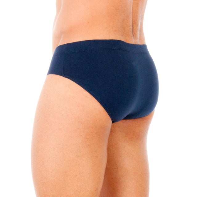 Slip abierto caballero.
Cinturilla de goma elástica.
Detalle del nombre de la marca en el lateral.
Tejido transpirable.
Algodón adaptable.
Frontal anatómico con abertura lateral ,con capacidad de sujetar sin apretar.
 Composición: 100% Algodón
 Cuidados:
Lavar a mano a temperatura máx. 40º.
No utilizar lejía.
No permite el uso de secadora.
Planchar a temperatura máx. 130º.
No lavar en seco.