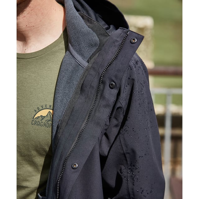 Äußere Materialien: 100% Polyester. Futter Material: 96% Polyester, 4% Elasthan. Innenfutter: Mesh, Microfleece, Nadelstreifen, recyceltes Polyester, Taft. Gewebe: Microfleece, Softshell, Stretch. 270gsm. 175gsm. Muster: Einfarbig. Gewebe-Technologie: Aqua Dry, Atmungsaktiv, DWR-Ausrüstung, EcoShield, Wasserdichte Membrane. Ausschnitt: Kapuze. Manschette: Haken und Schlaufenband. Ärmel-Typ: Langärmelig. Kapuzen-Merkmale: Angewachsene Kapuze. Taschen: 2 Handwärmertaschen, Pattenverschluss, 1 Brusttasche, Reißverschluss. Verschluss: Durchgehender Reißverschluss, Druckknopf. 20000g/m²,/24hrs. Wasserdichte Bewertung: 10000mm.