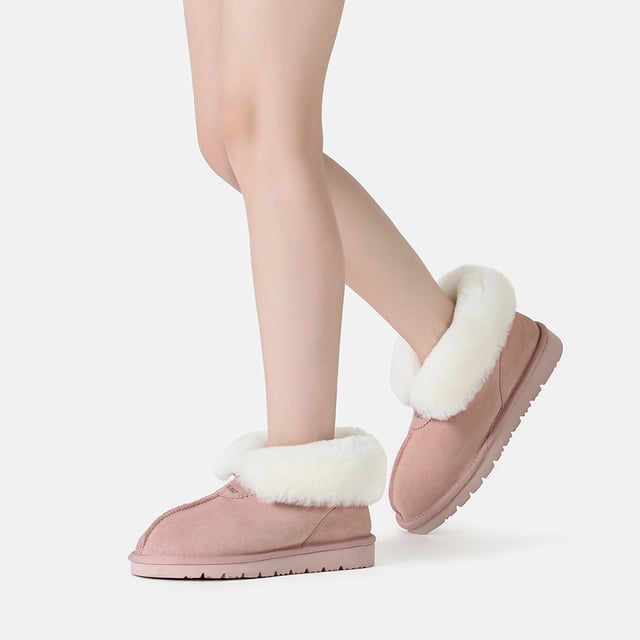 De Owl Ankle Slipper is er om je voeten gezellig en warm te houden en biedt volledige bedekking van enkel tot teen. Deze pantoffel omarmt het luxueuze comfort van Australische schapenvacht en omhult je voeten met pure weelde. Dit paar heeft een opvouwbare pluizige kraag waardoor je ze thuis als pantoffels kunt dragen of de kragen eenvoudigweg kunt opvouwen tot een paar stijlvolle enkellaarsjes. Beschrijving: Suède bovenwerk Voering van schapenvachtwol Binnenzool van schapenvachtwol EVA-zool Technologieën: Antislip EVA-buitenzool
