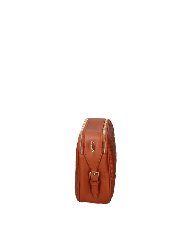 Bolso bandolera para mujer. El cierre es con cremallera. Los bolsillos internos son uno con cremallera y otro abierto. Los bolsillos externos están ausentes. La bandolera es de ecopiel. Falta el mango. Hay dos compartimentos internos. El material exterior es 100% Poliuretano. Internamente es 100% Poliéster. Medidas: 25x17x8 cm. Producto de moda