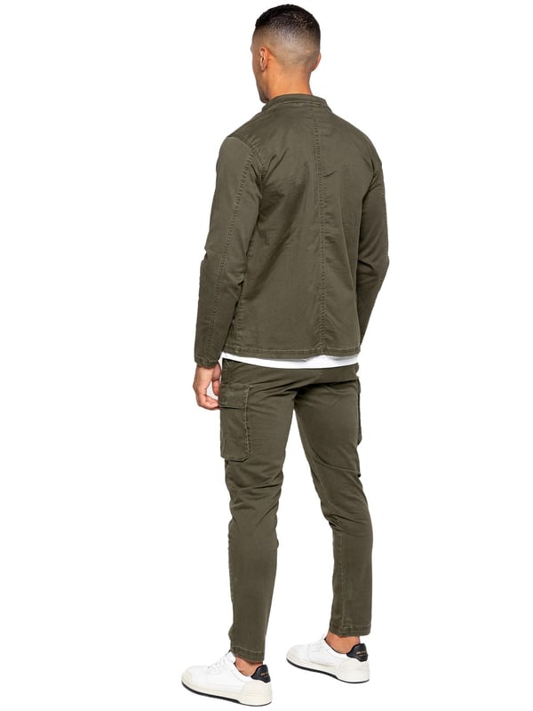 "La chaqueta sobrecamisa cargo Enzo presenta un diseño de manga larga con cremallera y cuello con cuello para una apariencia clásica. Con dos bolsillos cargo planos delanteros y dos bolsillos ribeteados laterales, tendrás amplio espacio de almacenamiento para todos tus elementos esenciales. Los adornos en las mangas y el dobladillo añaden un toque de detalle a esta prenda versátil.