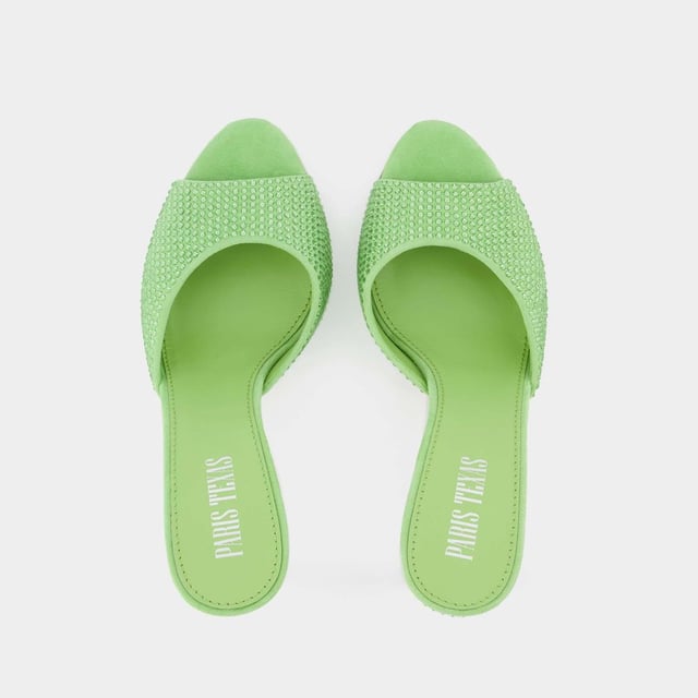 Estos mules de Paris Texas se inscriben en la tendencia del tacón de gatito, con este par en tonos pastel y punta afilada.