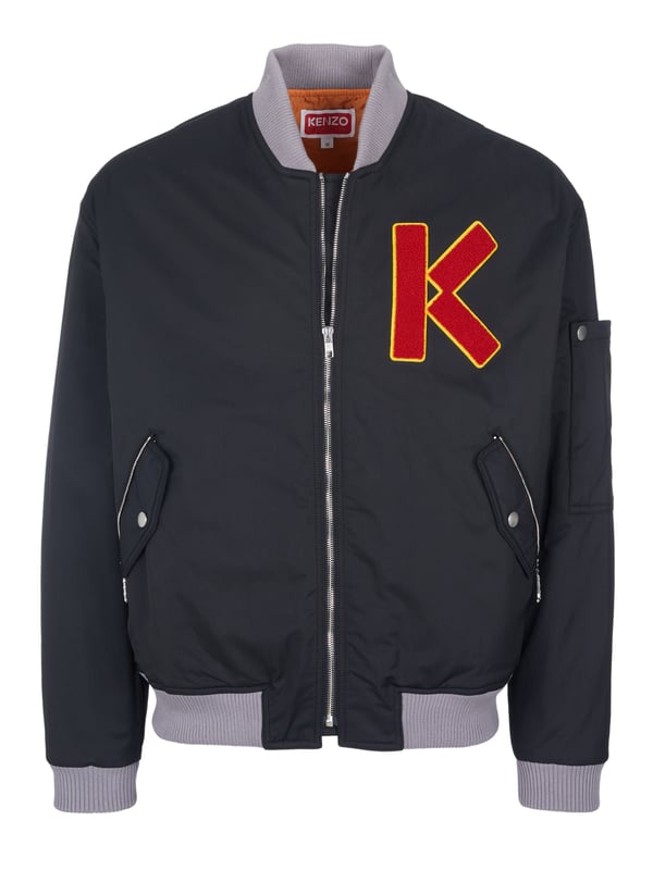 52% poliéster, 48% poliamida; chaqueta Kenzo;  Modelo: PFC65BL12790C 99;  Mano de obra de alta calidad;  cuello universitario;  Cremallera;  Dos bolsillos delanteros;  Un bolsillo en la manga;  Forro acolchado;  Detalles del logotipo de Kenzo
