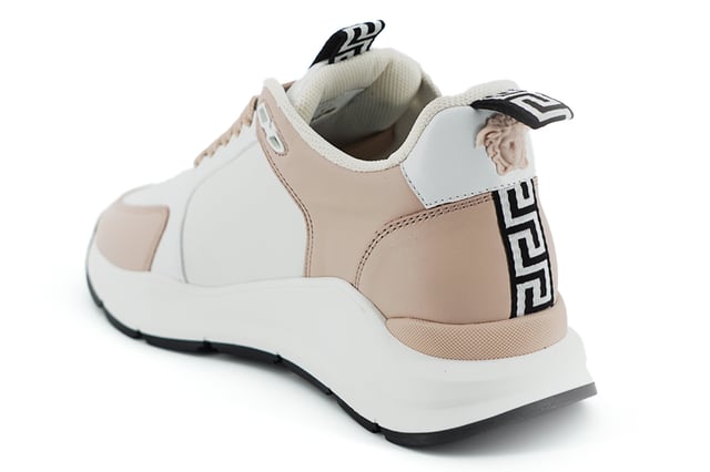 Nuevas y preciosas zapatillas Versace.
  Fabricado en Italia.
  Color rosa claro y blanco.
  Confeccionado con piel de becerro de alta calidad.
  Disenado para mujeres.
  Irradia lujo y estilo.