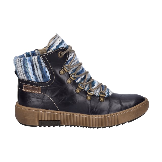 Im Herbst und Winter schlägt die Stunde der Stiefeletten. Genieße diese Zeit im Jahr mit dieser blauen Damen-Stiefelette. Das geschmeidige Nappa-Leder sorgt für sehr guten Komfort beim Gehen. Der Reißverschluss erlaubt einen guten Halt und einen einfachen Einstieg in den Schuh. Unsere Stiefelette ist für die kalte Jahreszeit mit flauschigem Plüsch warm gefüttert. Ausgestattet ist das Modell zudem mit einem herausnehmbaren Wechselfußbett aus Textil. Die Fertigungsart AGO garantiert Leichtigkeit und Langlebigkeit. Aufgrund der Schuhweite G empfehlen wir Maren 06 besonders für normale Füße. Besonders in der Freizeit – mit unserem alltagstauglichen Begleiter findest Du Deinen Weg!