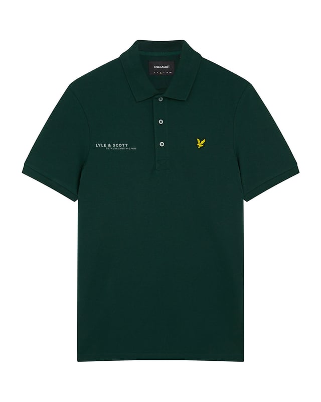 Den enkla herrpolotröjan från Lyle & Scott är ett tidlöst plagg som förtjänar en plats i varje garderob. Polotröjan är ett klassiskt måste och ger en touch av diskret stil till varje look och är tillverkad av 97% bomull för en bekväm känsla.