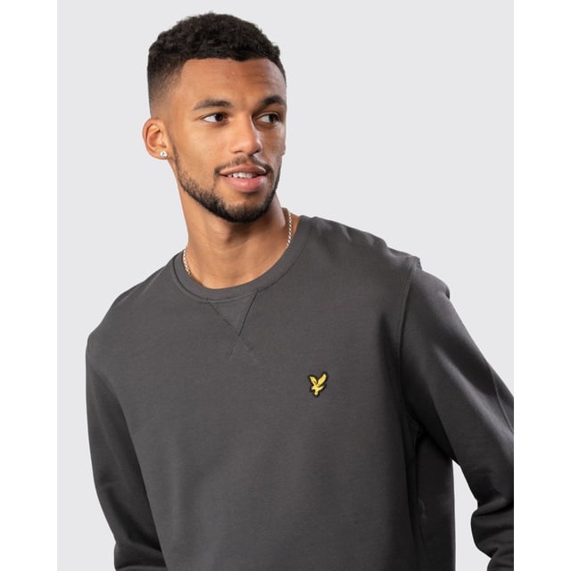Lyle & Camp; Scott hat über 100 Jahre technisches Fachwissen in seine Produkte einfließen lassen, um Qualität mit Stil und typisch britisch zu sein. Die Herstellung traditioneller Kleidungsstücke wurde mit einer Injektion zeitgenössischer Ästhetik versehen, mit dem ikonischen Golden Eagle-Logo, an dem Sie sofort erkennen, dass Sie eine angesehene Marke tragen.Das Sweatshirt mit Rundhalsausschnitt ist ein gehobenes Kleidungsstück, das aus weicher Bio-Baumwolle für natürlichen Komfort gefertigt wurde und sich perfekt für den täglichen Gebrauch eignet. Es hat einen klassischen gerippten Rundhalsausschnitt, lange Ärmel und gerippte Abschlüsse. Das Sweatshirt ist mit dem kultigen Golden Eagle-Logo auf der Brust versehen. -Reguläre Passform -Organische Loopback-Baumwolle -gerippter Rundhalsausschnitt -lange Ärmel -gerippte Bündchen und Saum -Lyle & Scott Branding